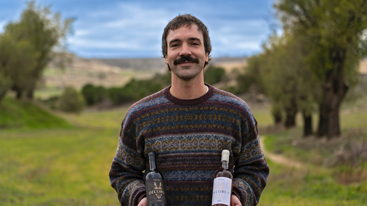 Luis Rodríguez, con sus vinos Decorus Tinto y Rosado.