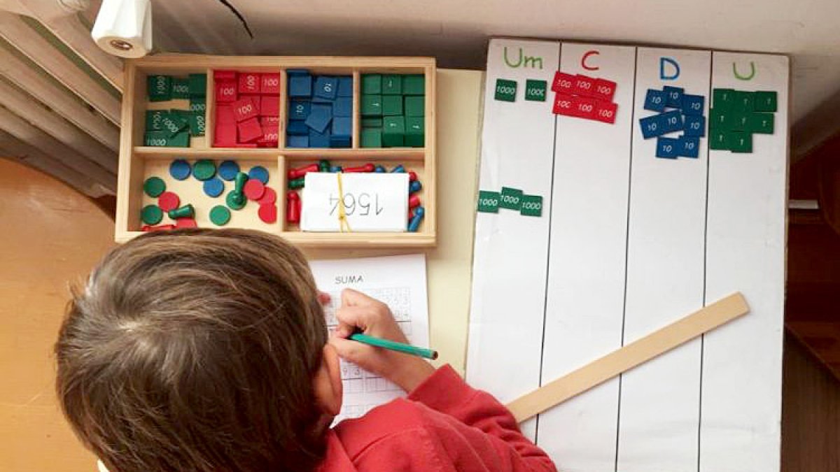 Un niño realiza ejercicios en la escuela. - ICAL