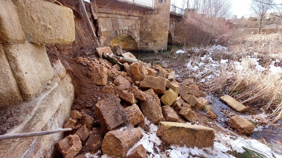 Cae una parte del puente de piedra de Soria capital durante el fin de semana. Concha Ortega/ Ical