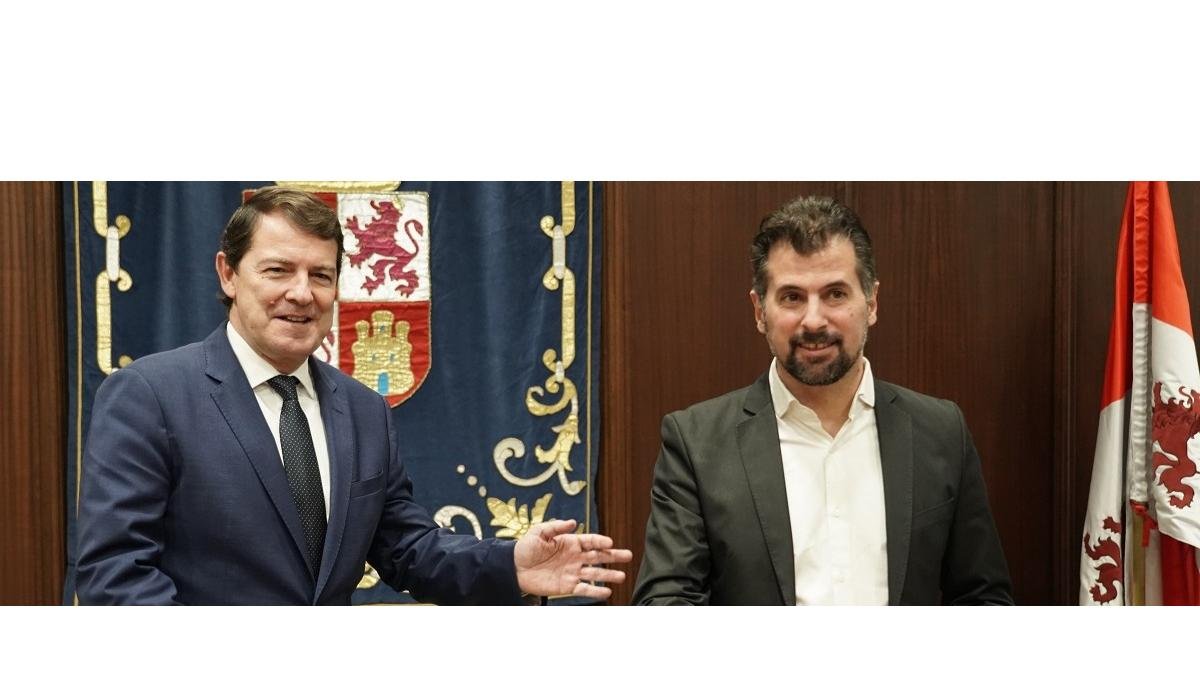 Alfonso Fernández Mañueco y Luis Tudanca instantes antes de su reunión.- ICAL