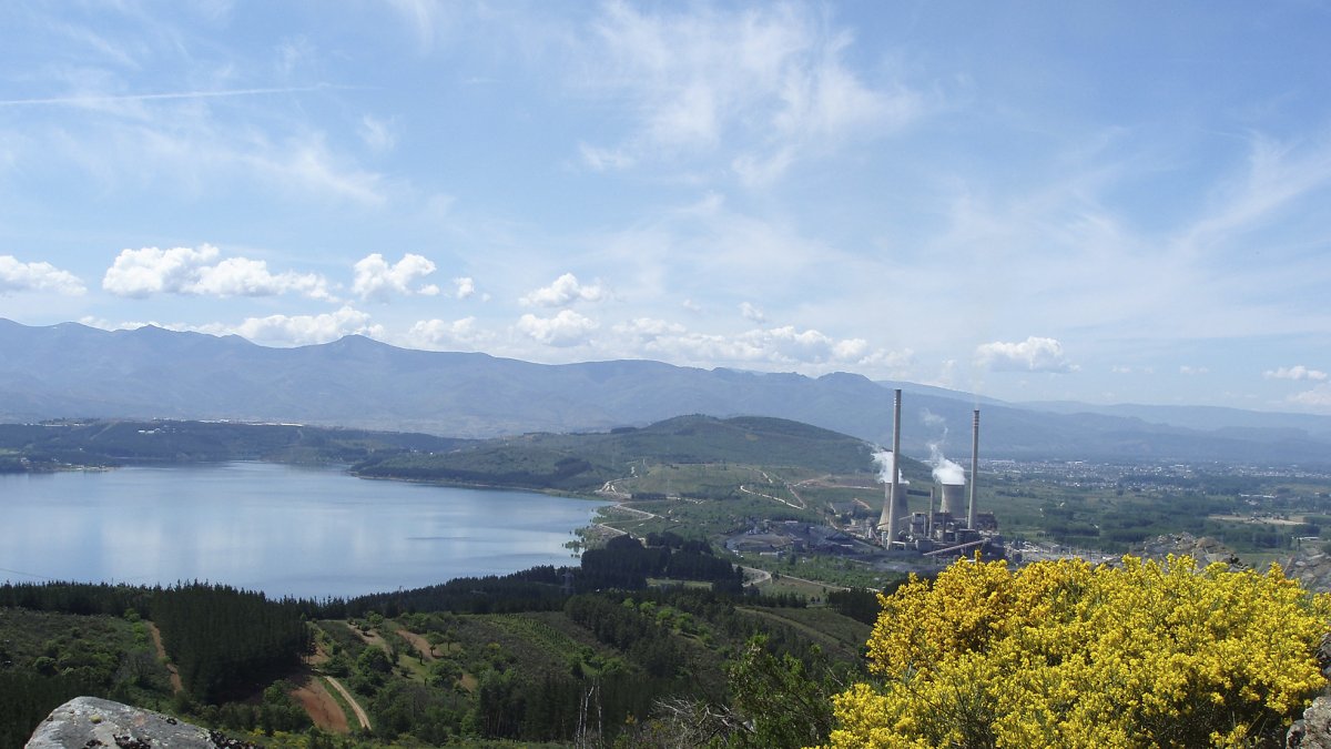 Vista del embalse de Bárcena desde el Monte Meno. -E. M.