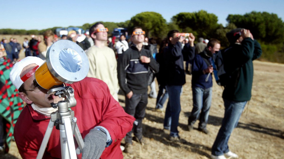Imagen de archivo de un grupo de personas contemplando un eclipse en Fuentesaúco (Zamora).