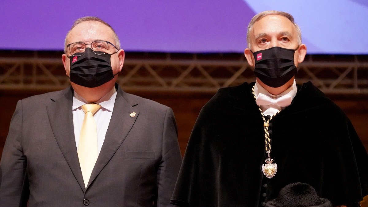El consejero de Sanidad, Alejandro Vázquez, junto al rector de la UVa, Antonio Largo.- ICAL