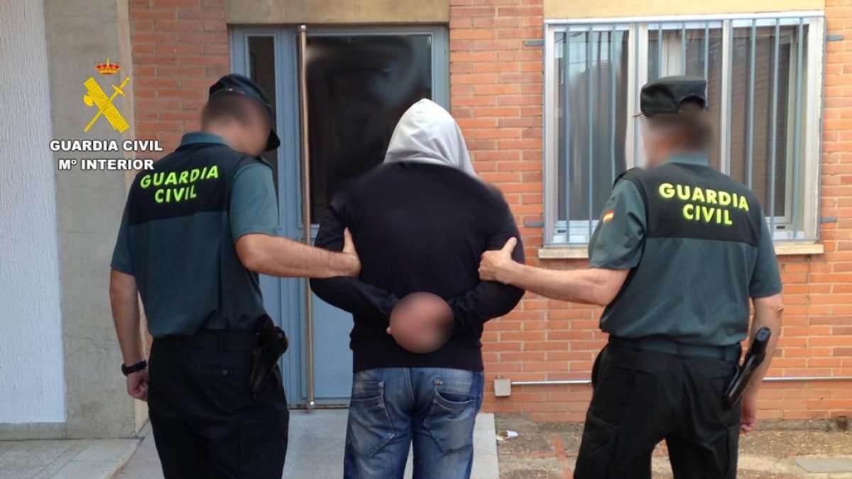 Detienen a un hombre de 38 años que atracó una estación de servicio en Benavente. ICAL