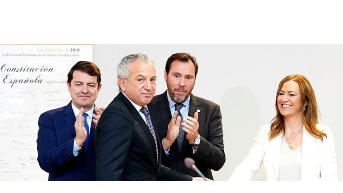 Alfonso Fernández Mañueco, Óscar Puente y Virginia Barcones aplauden a Nicanor Sen tras prometer su cargo como delegado del Gobierno en Castilla y León.-ICAL