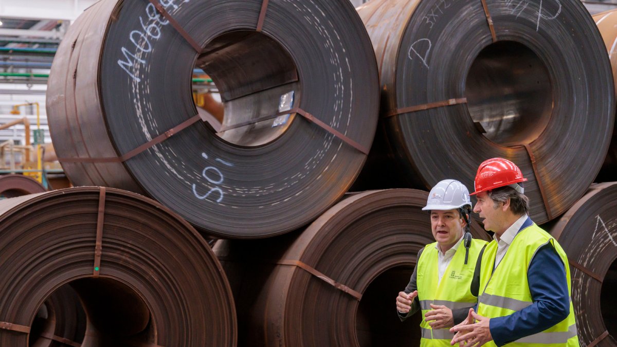 El presidente de la Junta, Alfonso Fernández Mañueco, durante su visita al Polígono Industrial de Villadangos. ICAL