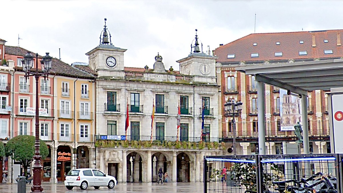 Plaza Mayor de Burgos con el Ayuntamiento al fondo, el municipio con mayor deuda de la Comunidad. GGL SW