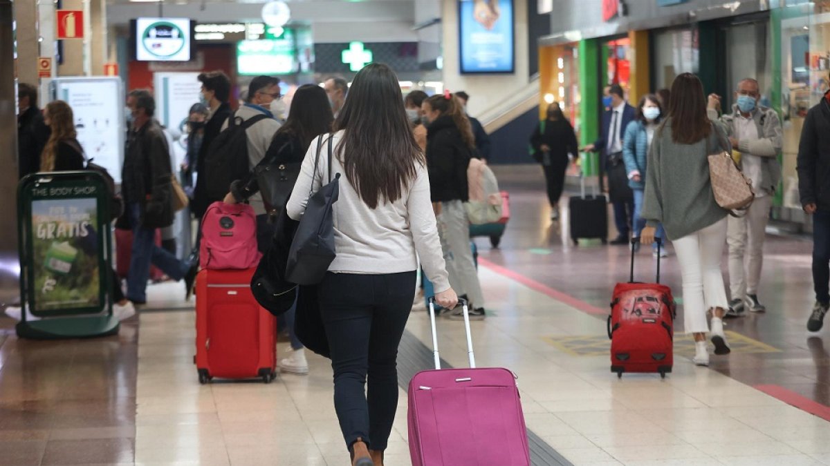 Viajeros en Chamartin. | E. Press