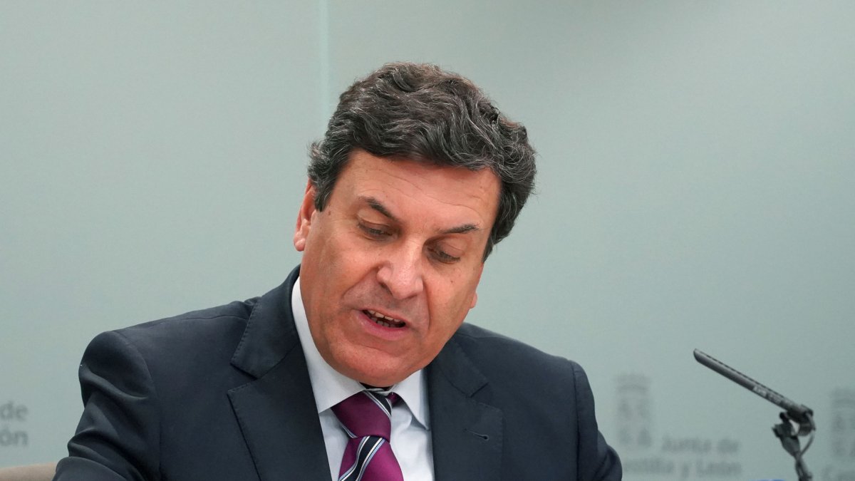 El consejero de Economía y Hacienda y portavoz, Carlos Fernández Carriedo, comparece en rueda de prensa posterior al Consejo de Gobierno. ICAL