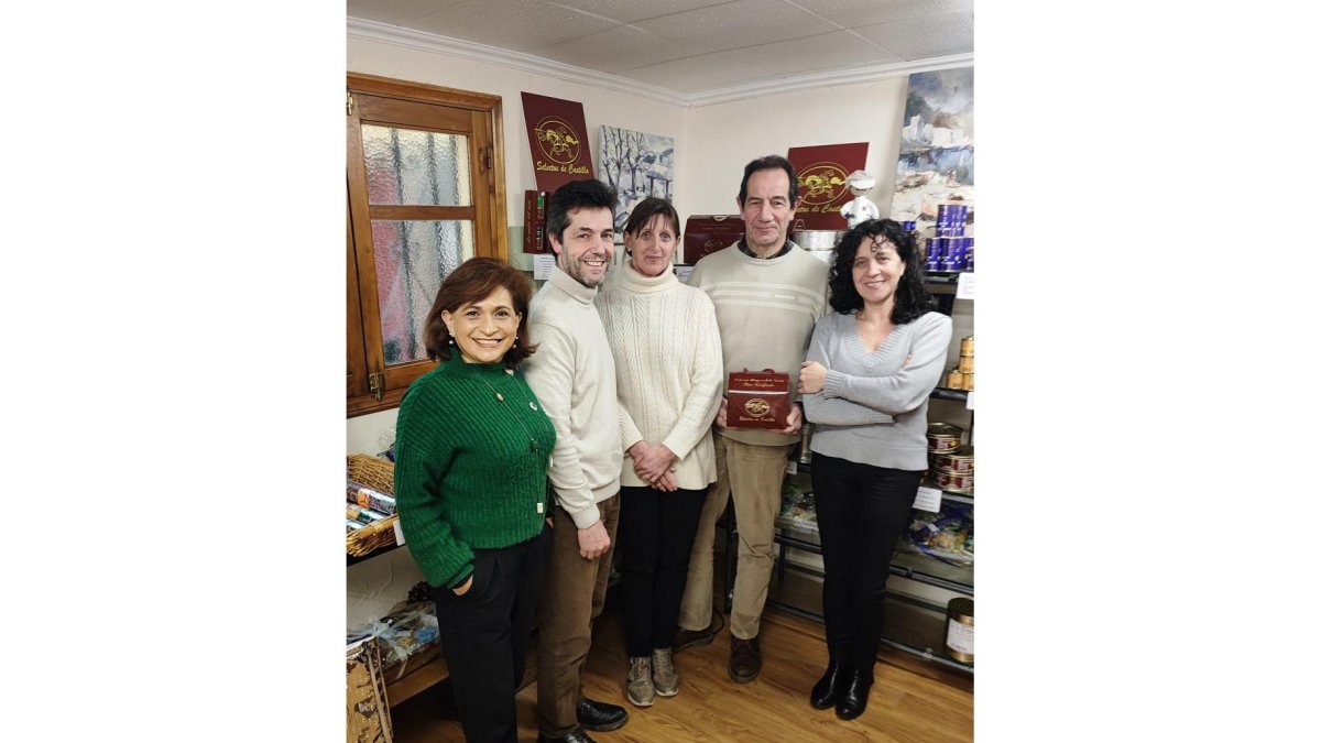 Manuel de Prado (en el centro) junto a su hermano Enrique y las esposas que gestionan la empresa palentina que da empleo a una treintena de personas del entorno, el 60%  mujeres.- LA POSADA