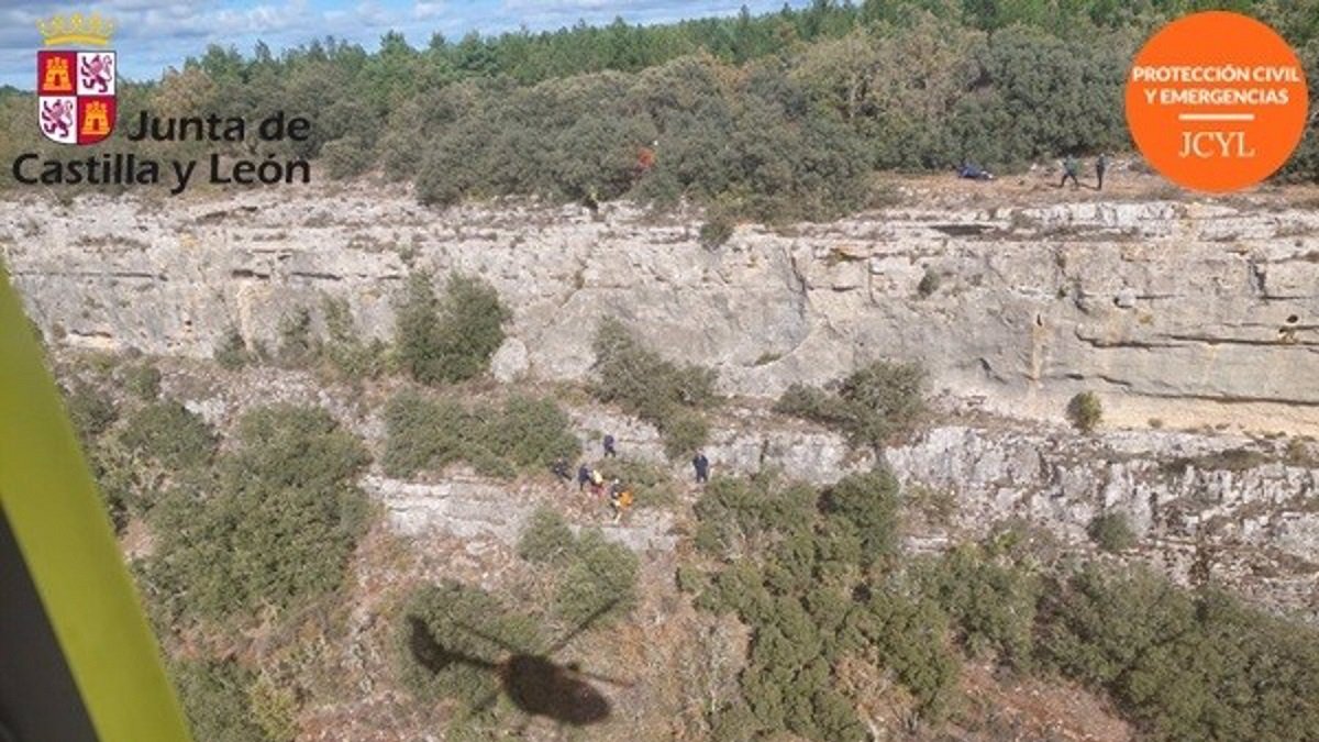 Auxilian a un motorista herido tras despeñarse por un barranco de unos doce metros en Valle de Sedano (Burgos). -EP