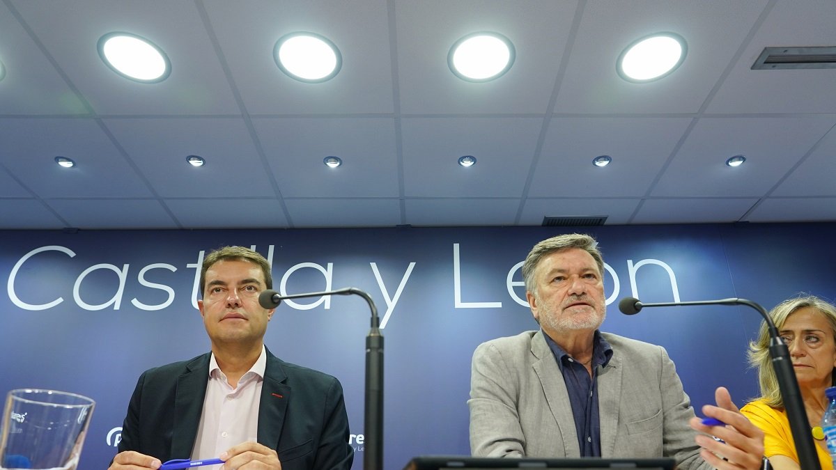 El secretario general del PPCyL, Francisco Vázquez, y el coordinador de dicho Comité, Ángel Ibáñez, informan de la constitución del Comité de Campaña. ICAL