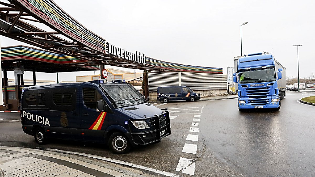 Dos furgones del Cuerpo Nacional de Policía permanecen estacionados a las puertas del complejo mayorista de distribución Mercaolid.- J.M. LOSTAU