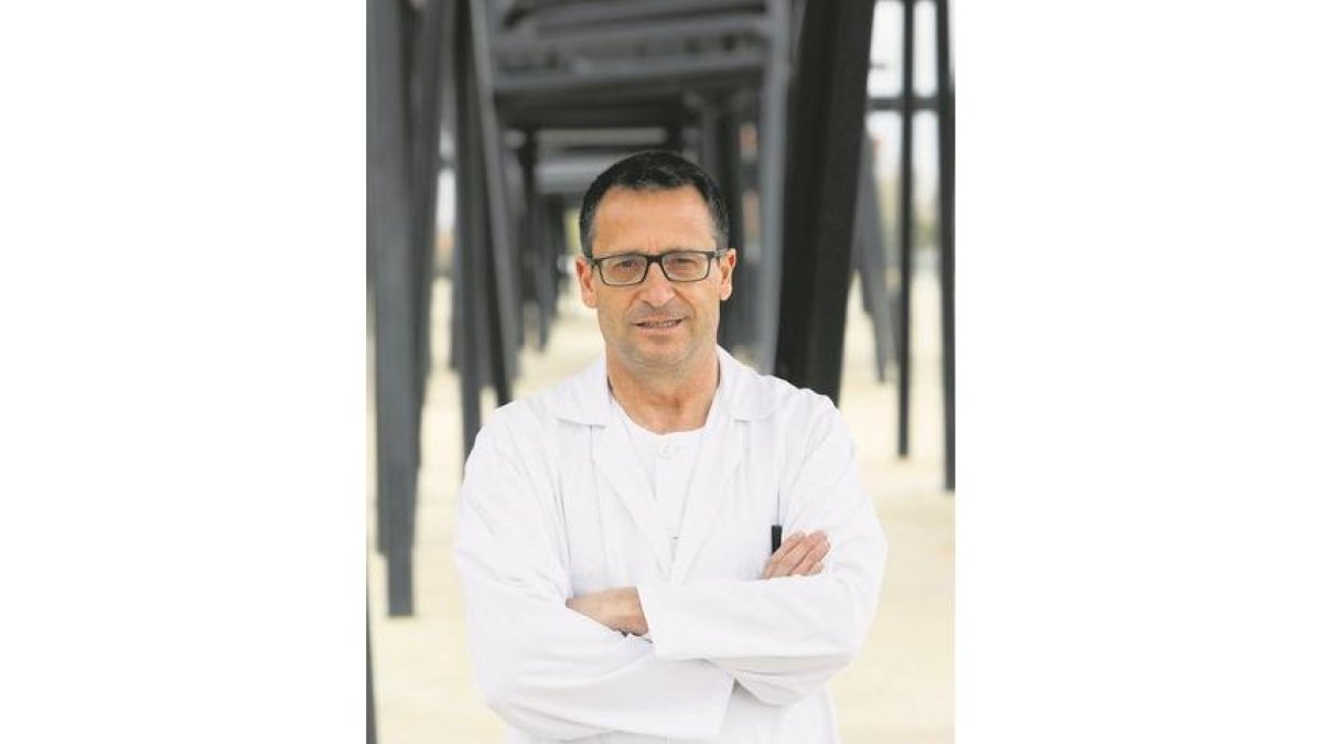 El neumólogo Tomás Ruiz Albi en la puerta del Hospital Universitario Río Hortega de Valladolid. - J. M. LOSTAU