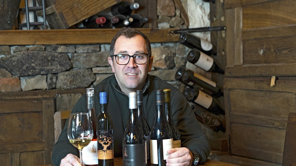 Nacho Álvarez, con sus vinos, en el interior del Hotel Rural Cornatel Las Médulas, en Borrenes. /