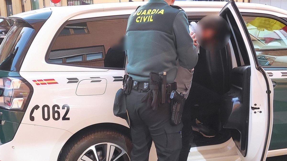 Traslado de uno de los dos hombre detenidos por la agresión a la menor. - EP