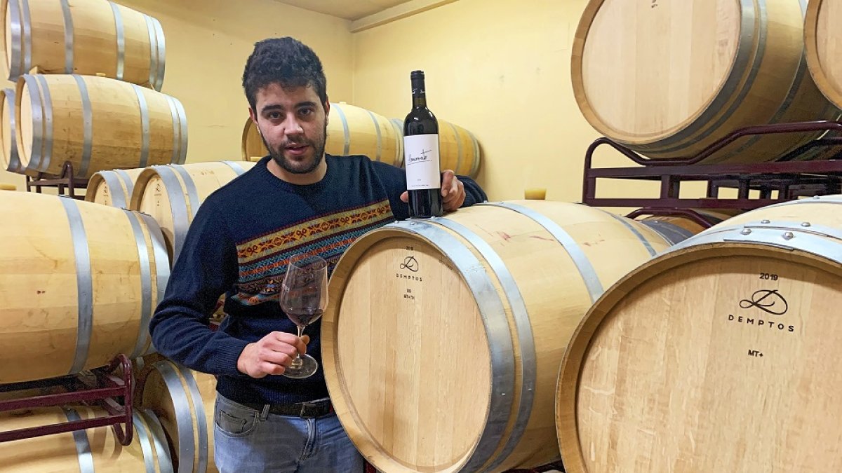 Pablo Calleja, en el interior de la nave de crianza de la bodega Honorato Calleja, en Amusquillo, Valladolid. / E.M.
