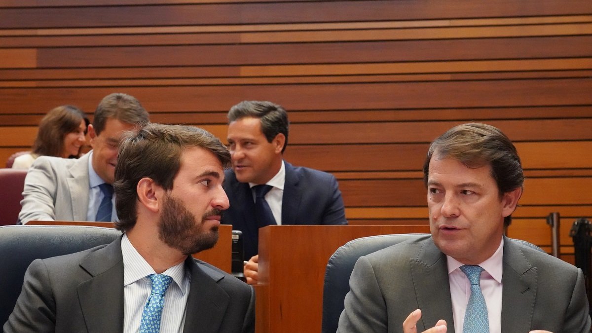 Juan García-Gallardo y Alfonso Fernández Mañueco, en una imagen de archivo durante un Pleno de las Cortes de Castilla y León.-ICAL