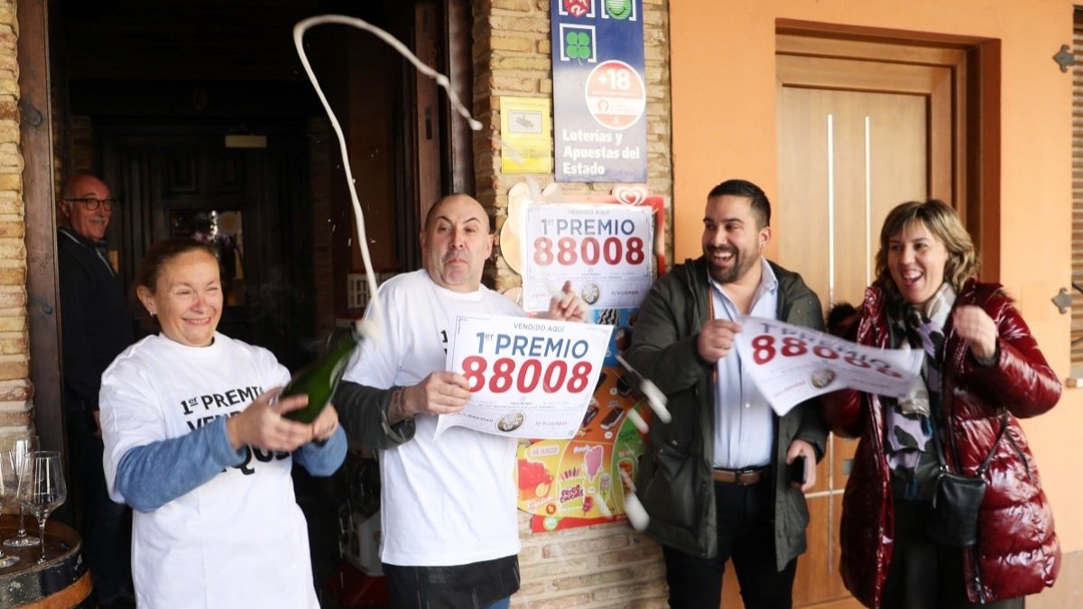 El dueño del bar La Behetría de Becerril de Campos, Migue Ángel Ruiz, celebra el décimo del Gordo que ha vendido a través de la máquina expendedora. -ICAL
