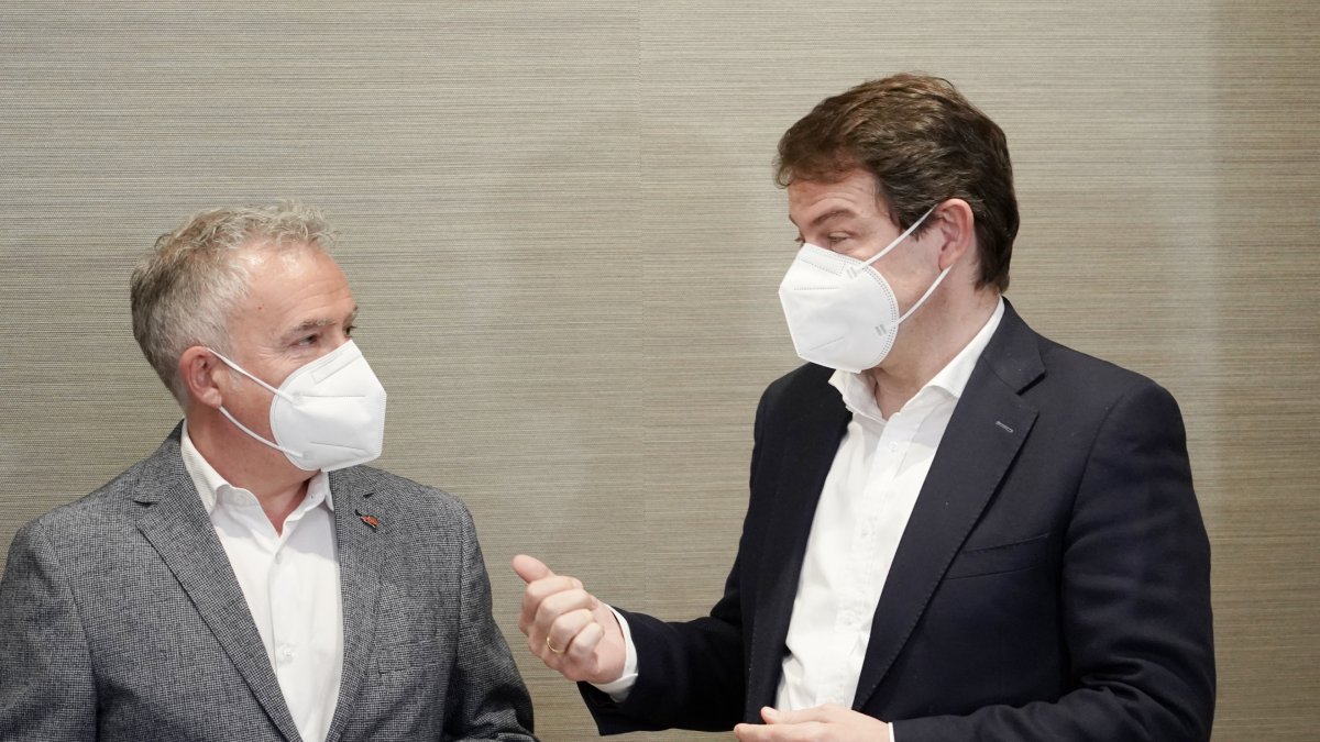 Imagen de archivo de Ángel Ceña y Alfonso Fernández Mañueco, en la primera reunión que mantuvieron sobre el nuevo Gobierno.- ICAL.