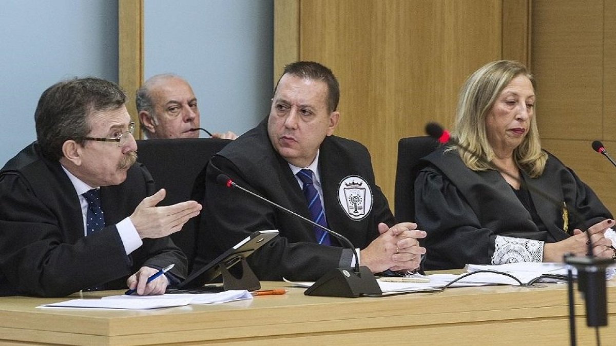 Los abogados de Roberto Hernández y Davinia Muñoz junto a la fiscal, ayer, en Burgos, en la sede del Tribunal de Justicia de Castilla y León. - ISRAEL L. MURILLO