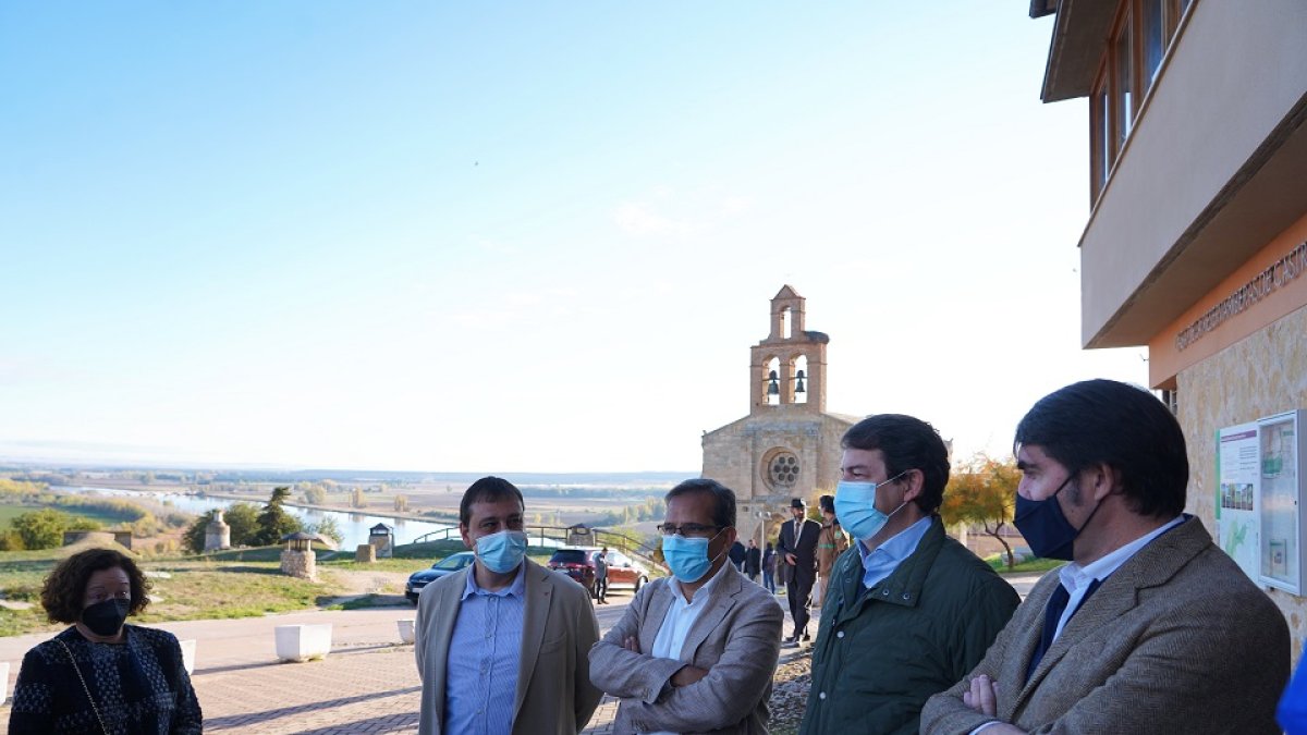 El presidente de la Junta de Castilla y León, Alfonso Fernández Mañueco, visita el entorno de las riberas de Castronuño junto al consejero de Fomento y Medio Ambiente Juan Carlos Suárez Quiñones. | ICAL
