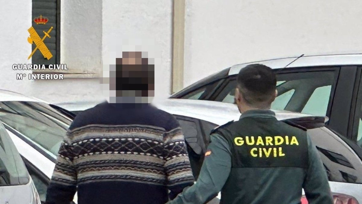 Un agente de la Guardia Civil en el momento de la detención - GUARDIA CIVIL