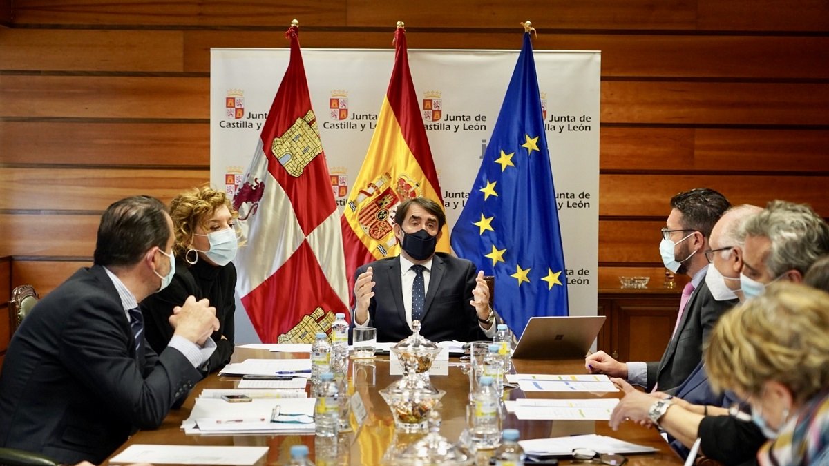 El consejero de Medio Ambiente, Vivienda y Ordenación del Territorio, Juan Carlos Suárez-Quiñones, acompañado por los representantes sindicales y empresariales del Diálogo Social.- ICAL