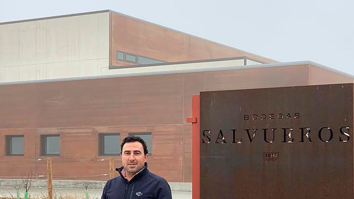 Raúl Salvueros, uno de los dos hermanos que dirigen esta bodega mucenteña. - H.M.P