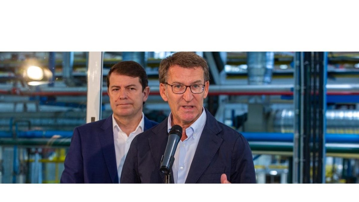 El presidente del Partido Popular, Alberto Núñez Feijóo, en la fábrica Plastic Omnium. Tras él, el presidente del PPCyL, Alfonso Fernández Mañueco.- ICAL