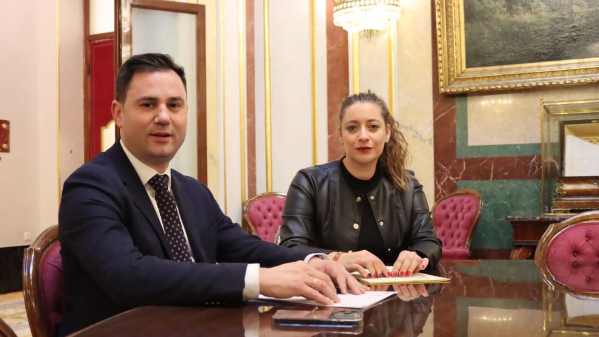 Javier Alfonso Cendón y Ester Muñoz antes de su reunión.- E. M.