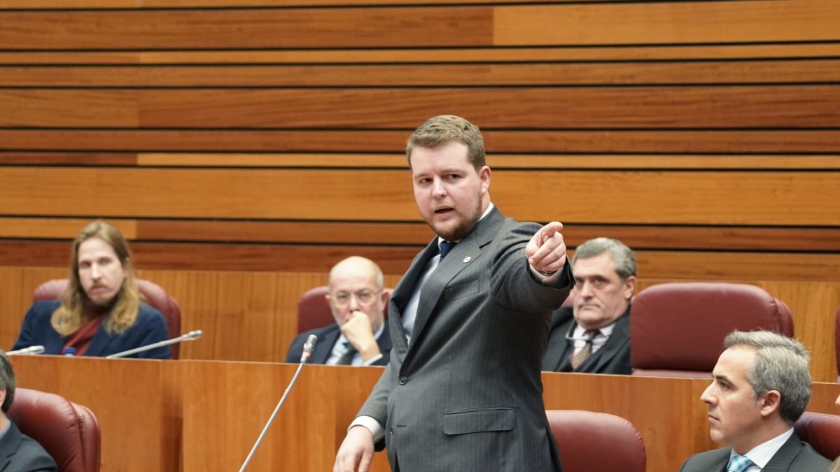 El procurador de Vox Miguel Suárez, durante la segunda sesión del Pleno de los Presupuestos Generales de la Comunidad para 2023. - ICAL