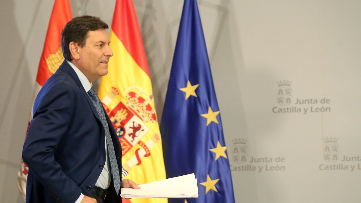 El consejero de Economía y Hacienda y portavoz, Carlos Fernández Carriedo, comparece en rueda de prensa posterior al Consejo de Gobierno.- ICAL