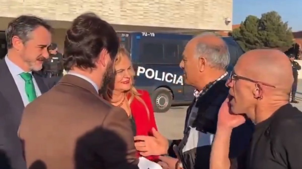 Agricultores increpan al vicepresidente de la Junta, Juan García-Gallardo. X: Ana Sánchez