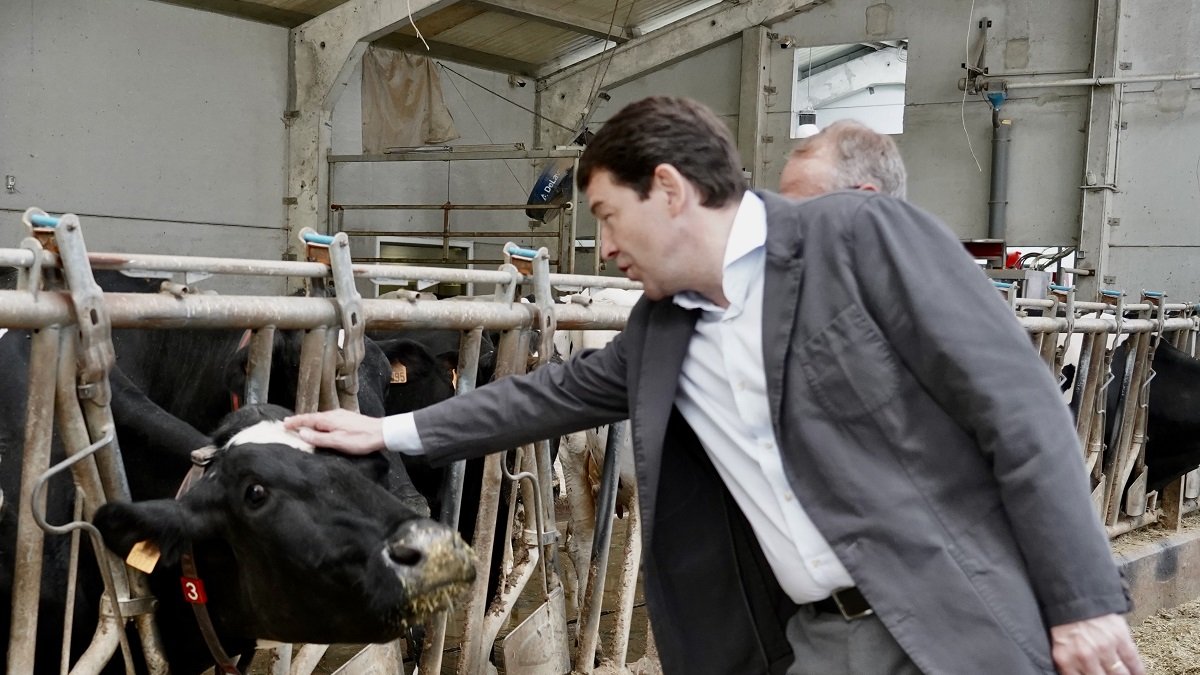 Visita de Alfonso Fernández Mañueco a la localidad asturiana de Cabrales. ICAL