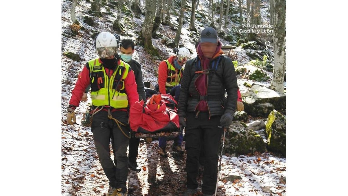 Rescatan a un varón de 70 años tras sufrir una rotura de peroné en la ruta de la Tejeda de Tosande (Palencia). -ICAL