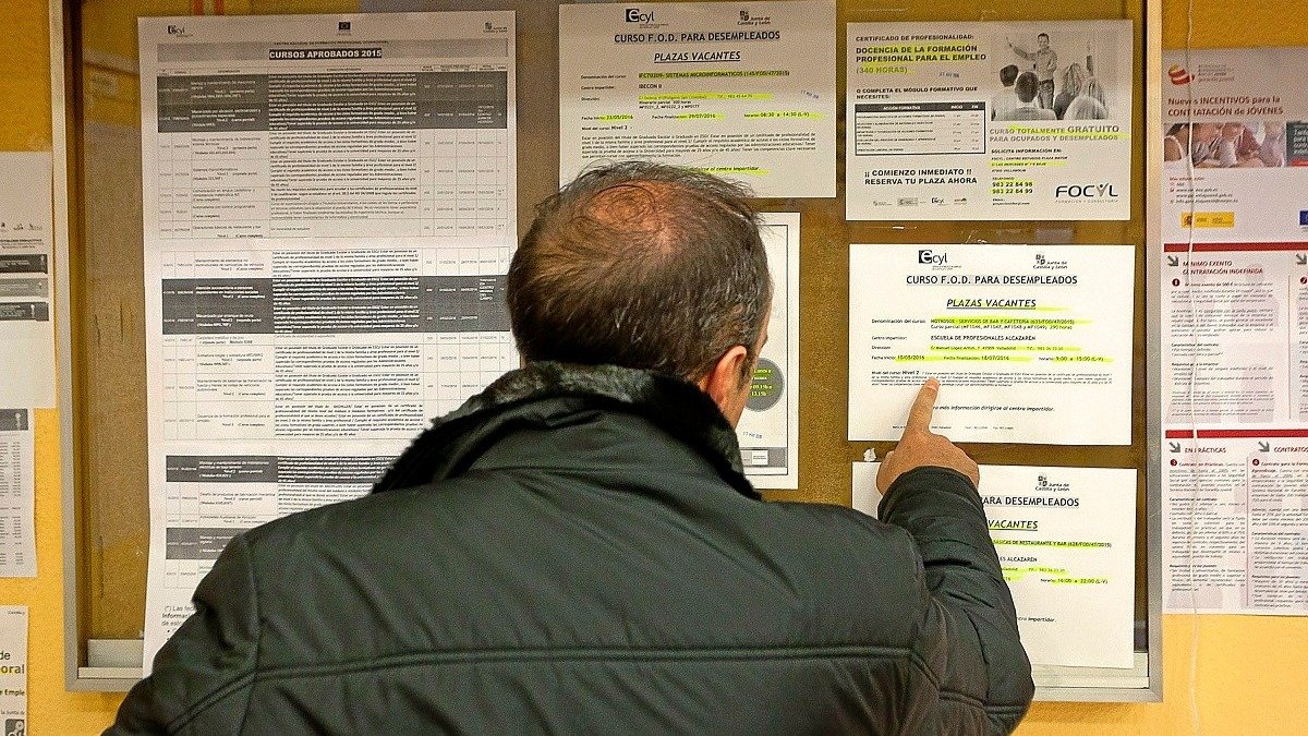 Un parado busca cursos de formación, en una imagen de archivo.-E. M.