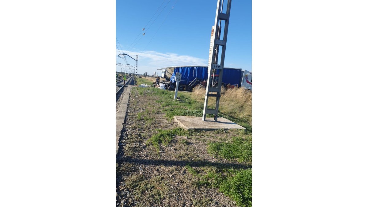 Estado en el que quedó el camión tras ser arrollado por un tren en Ávila. ICAL