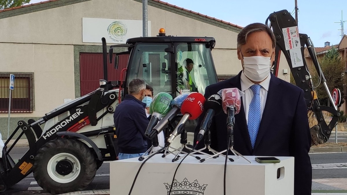El alcalde de Salamanca atiende a los medios de comunicación. - EUROPA PRESS