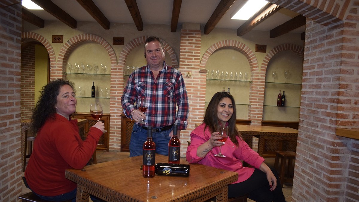 María José, Valco y Albena, en el interior de su bodega en Mucientes. - LA POSADA
