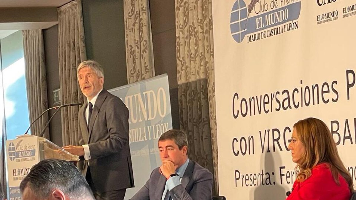 Grande-Marlaska durante la presentación de la invitada Virginia Barcones, junto al director de El Mundo Diario de Castilla y León, Pablo R. Lago. / E. M.