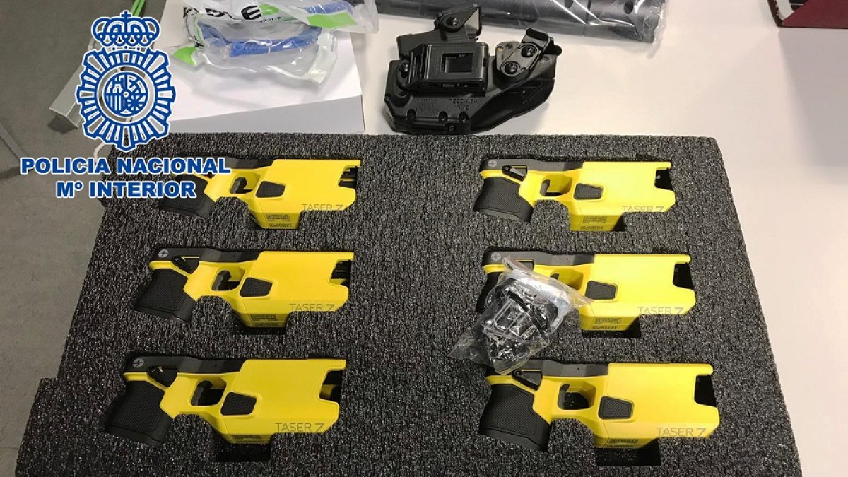 Pistolas eléctricas de la Policía Nacional. - E.M.