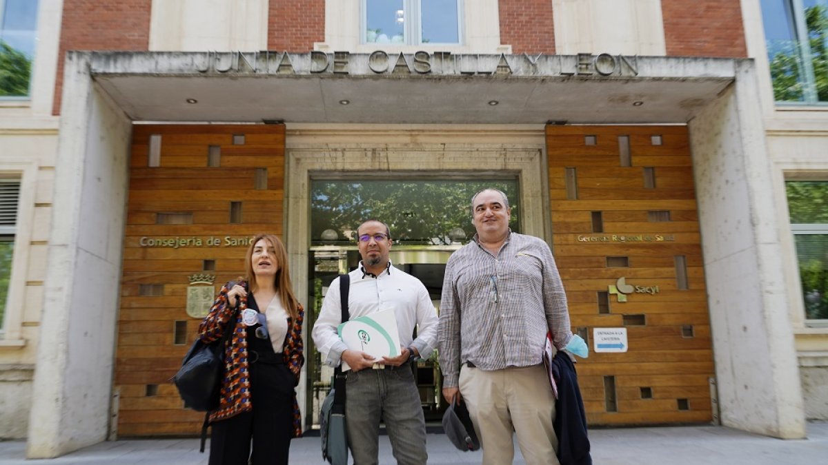 Representantes de UGT, CCOO Y CSIF tras la reunión con Sanidad. ICAL