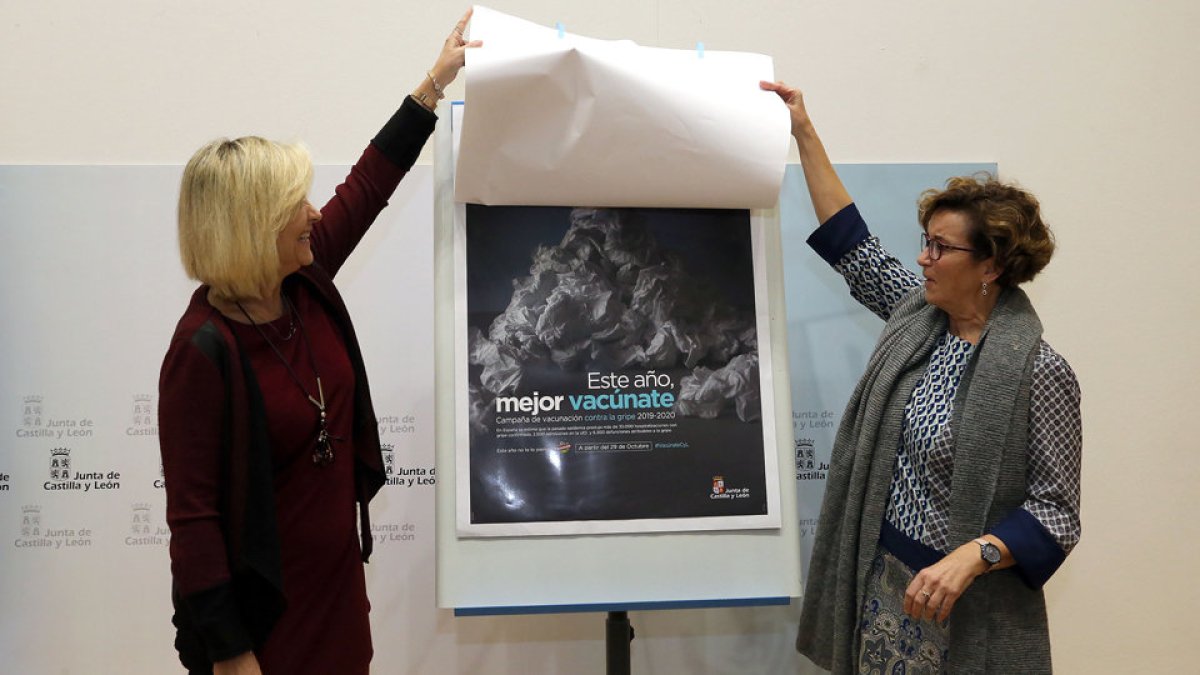 La consejera Verónica Casado, a la izquierda, presenta en octubre la campaña de vacunación contra la gripe. | ICAL