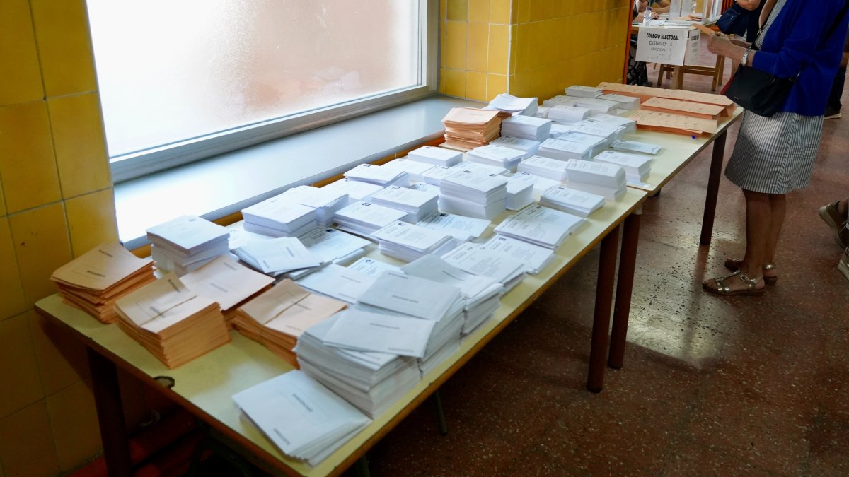 Papeletas de los partidos en un colegio electoral de Castilla y León.-ICAL
