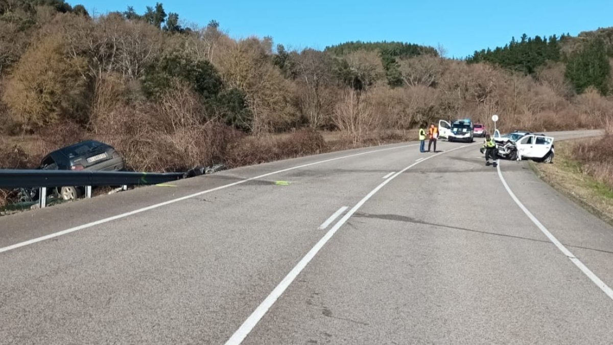 Estado en el que quedaban los vehículos tras el accidente.-E.C.B.
