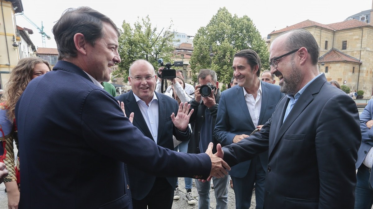 <p>El presidente del Partido Popular de Castilla y León, Alfonso Fernández Mañueco, y el vicesecretario de Organización del Partido Popular, Miguel Tellado, asisten a la Junta Directiva Extraordinaria del Partido Popular de León. Junto a ellos, la presidenta provincial del PP y candidata al Congreso por León</p>