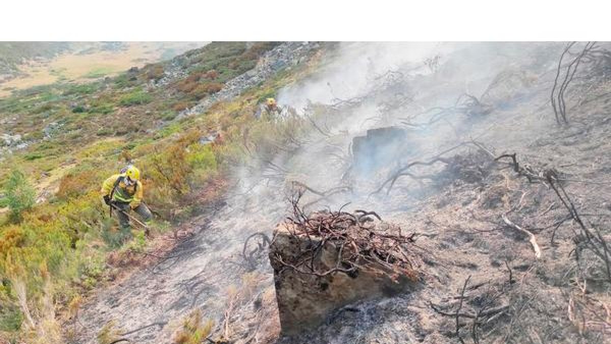 Un bombero forestal en el incendio de Boca de Huérgano. Ical