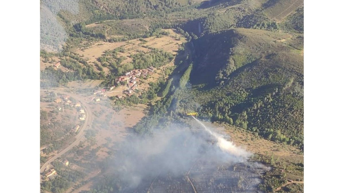Un foco secundario del incendio iniciado en la frontera con Portugal asalta al municipio de Trabazo. - E. PRESS