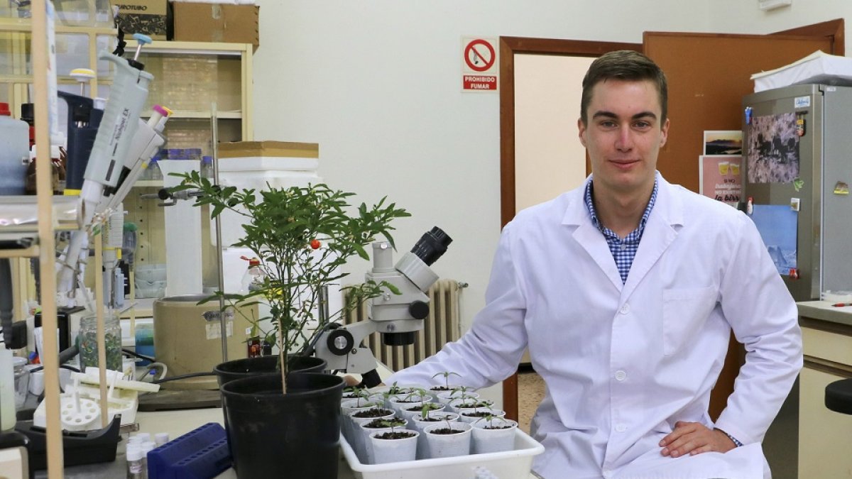 El investigador Carlos Frey en uno de los laboratorios de la Universidad de León. EL MUNDO